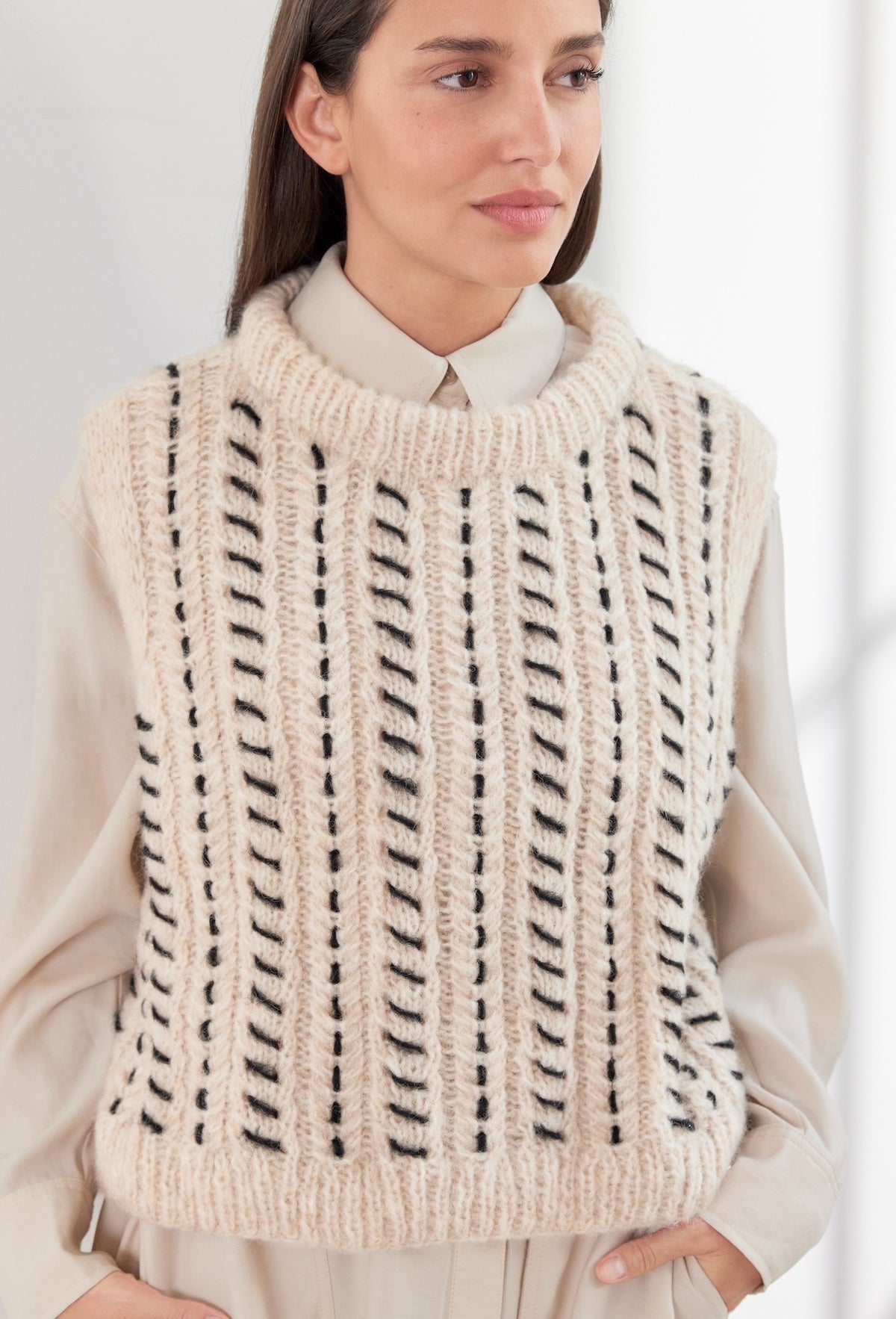 Vestă cu detalii brodate Alpaca Air - model 47 revista Filati Journal 66