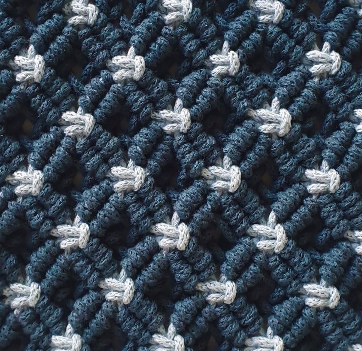 Detaliu noduri plate macrame din șnur tubular subțire Bobbiny 3 mm