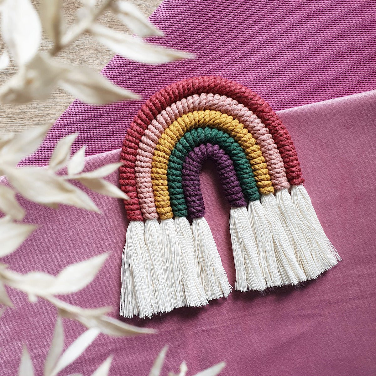 Curcubeu decorativ cu șnur triplu-răsucit de 1.5 mm pe bază de șnur clasic de 9 mm