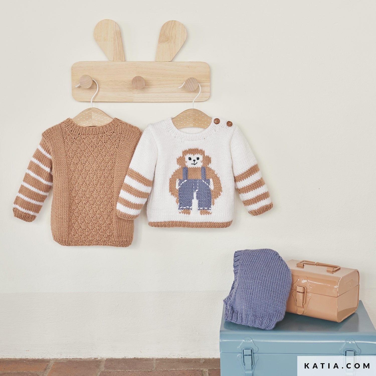 Pulovere și cagulă tricotate din Baby Ultrasoft