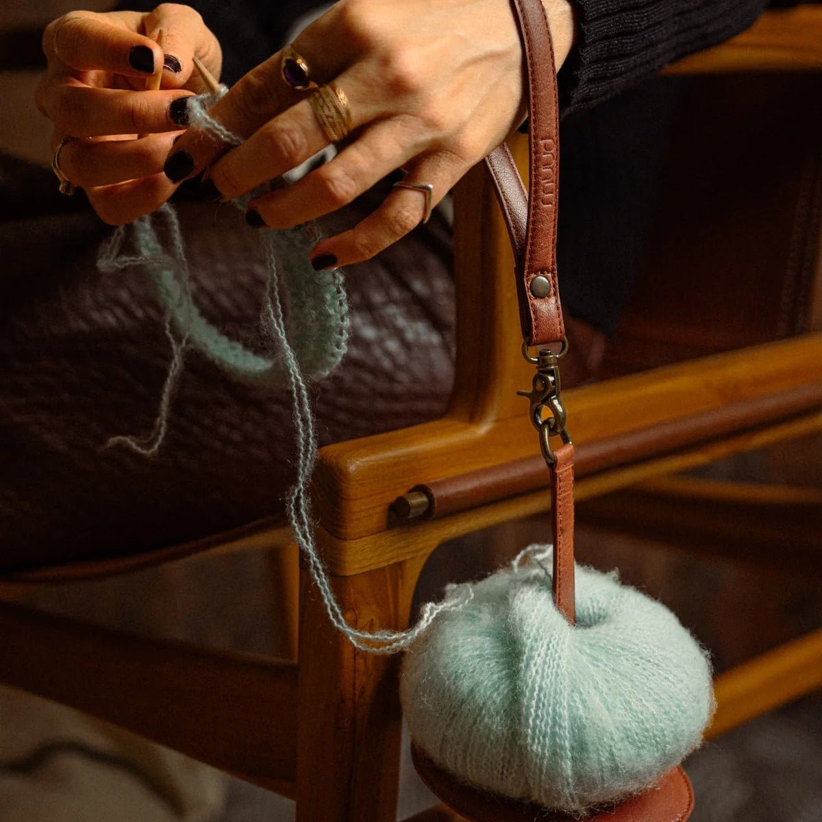 Suport de piele pentru gheme, model Gyrit